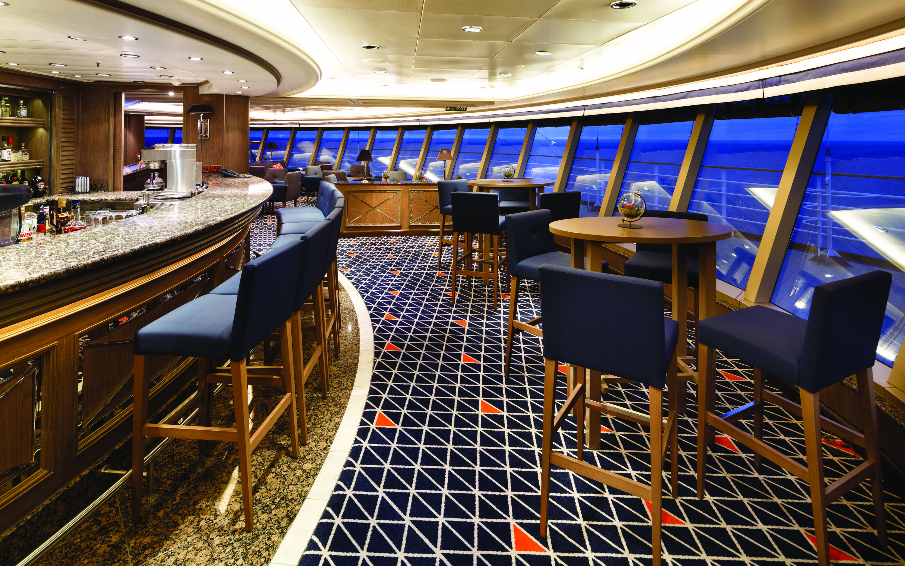 Observation Library på Silver Spirit med lænestole og store panoramavinduer mod havet