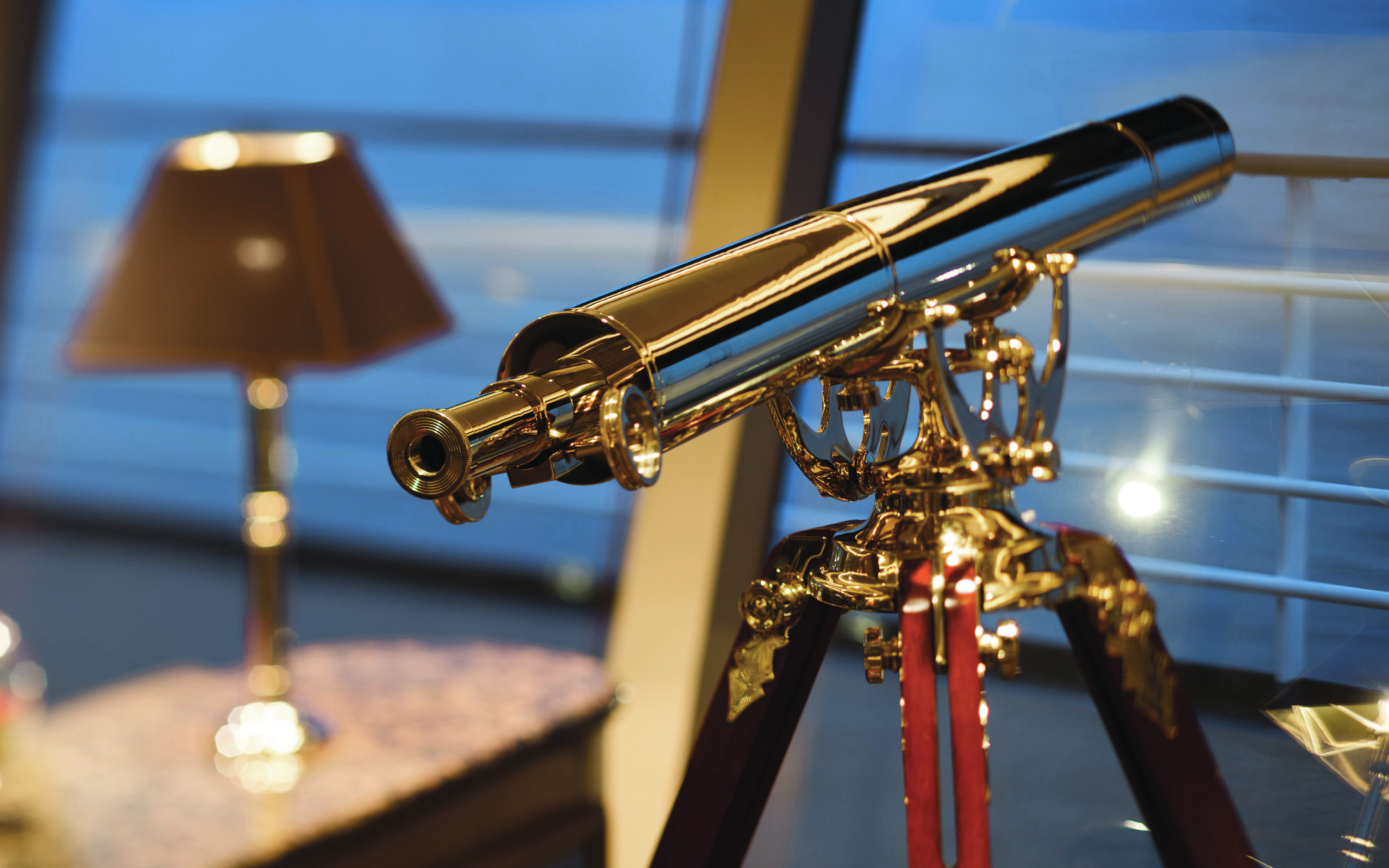 Lyst loungeområde i Observation Library på Silver Spirit med udsigt til havet
