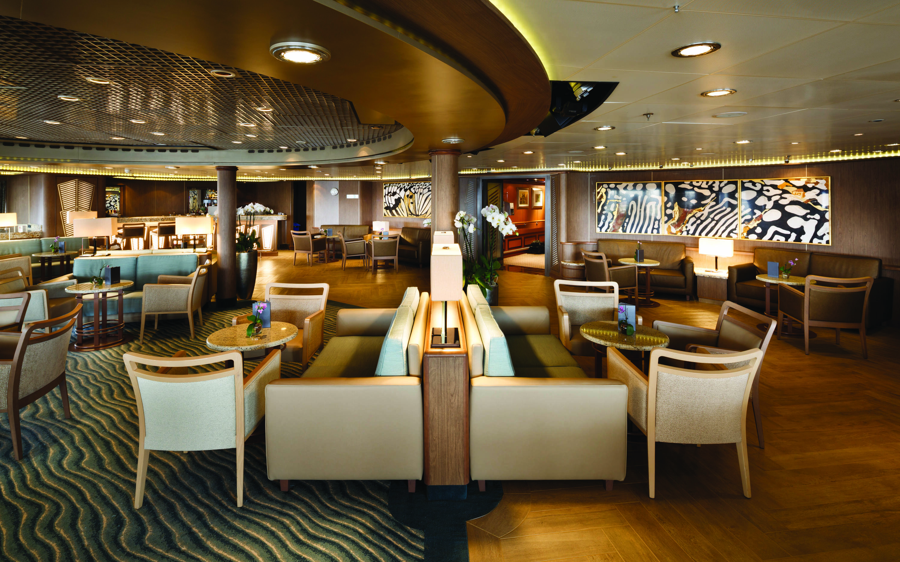Panorama Lounge med bar og høje borde, der vender ud mod havudsigten på Silver Spirit