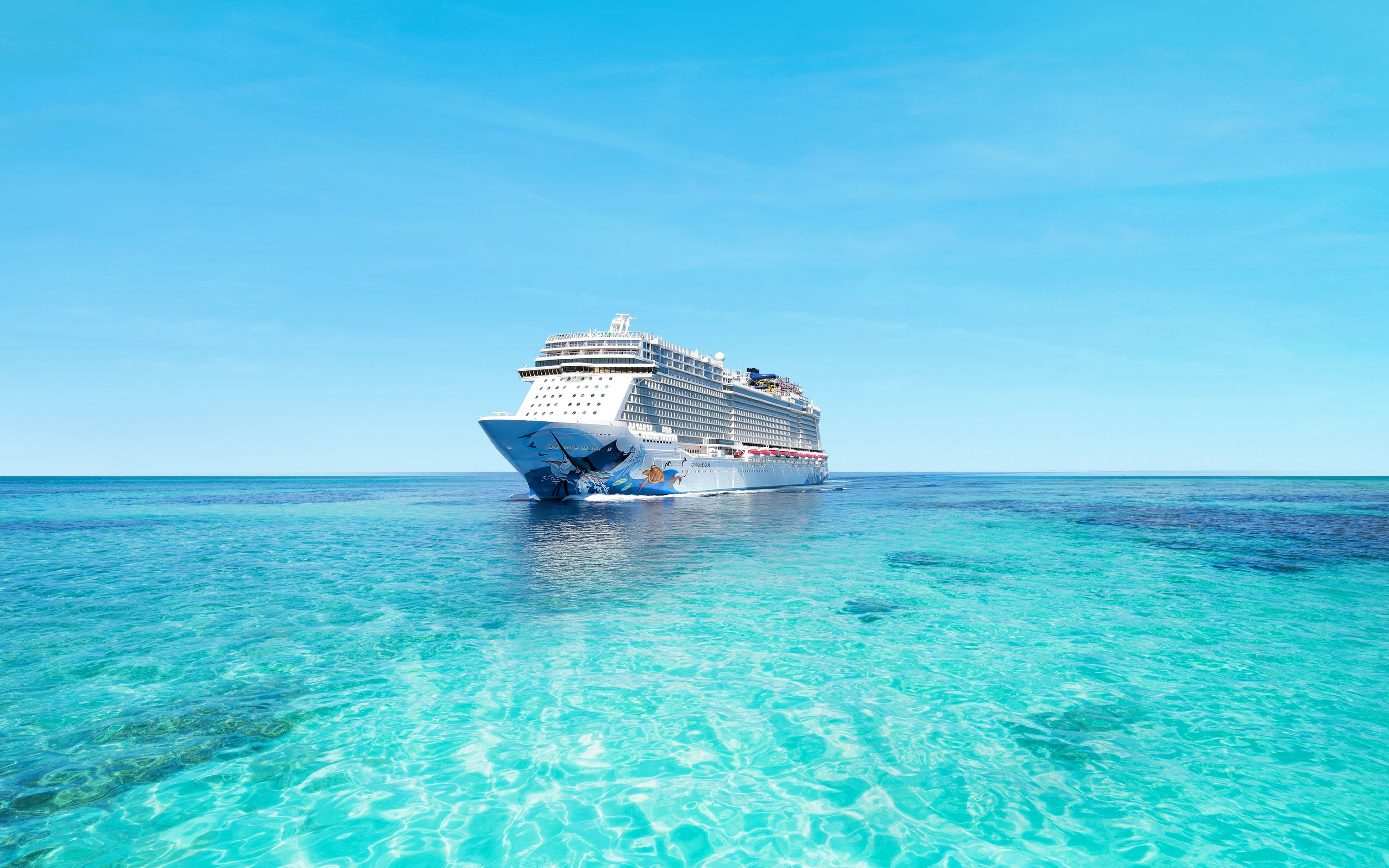 Norwegian Escape krydstogtskibet i Caribien – eksterior af skibet til søs