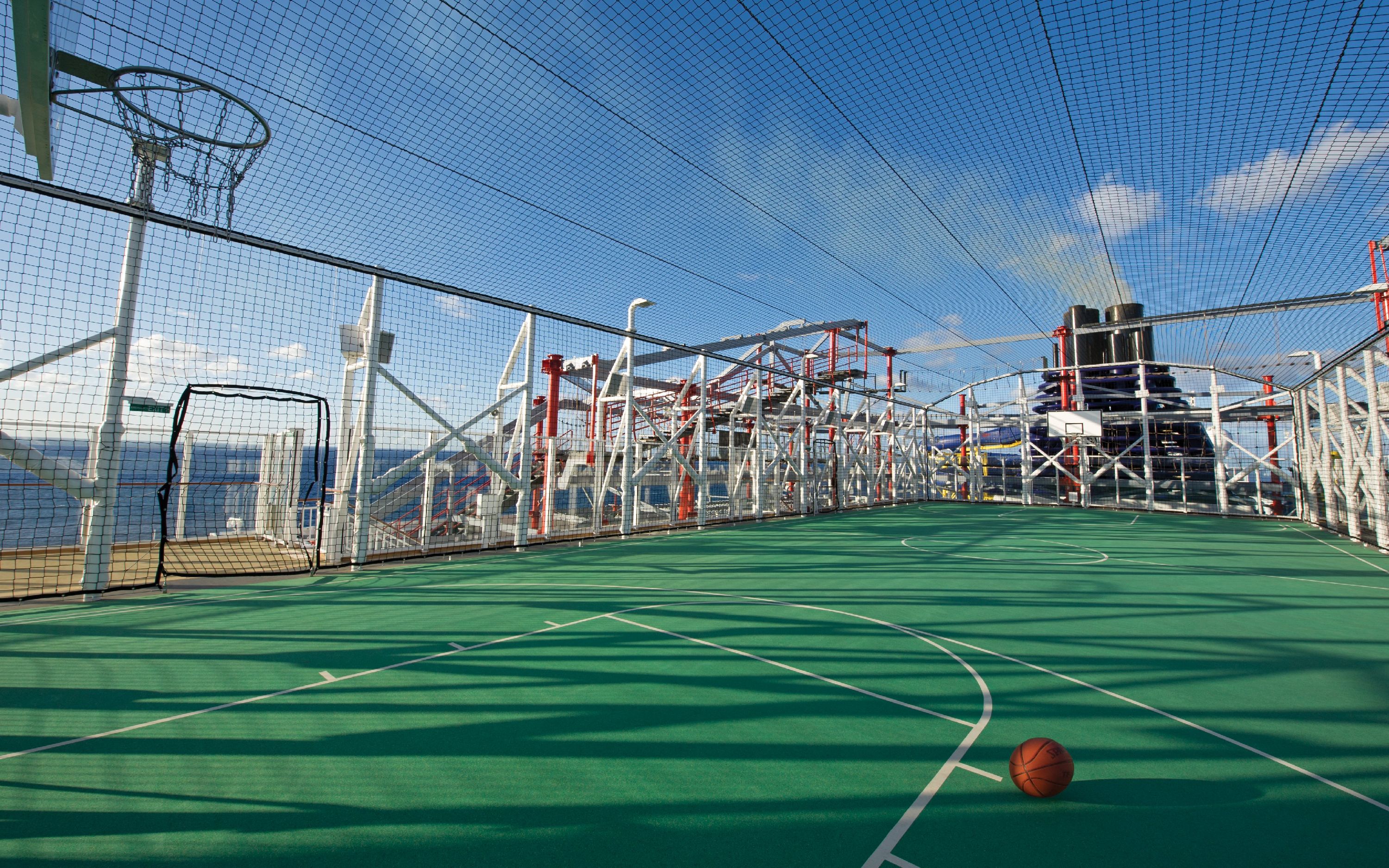 Basketballbane på sportsdækket ombord på Norwegian Escape krydstogtskibet
