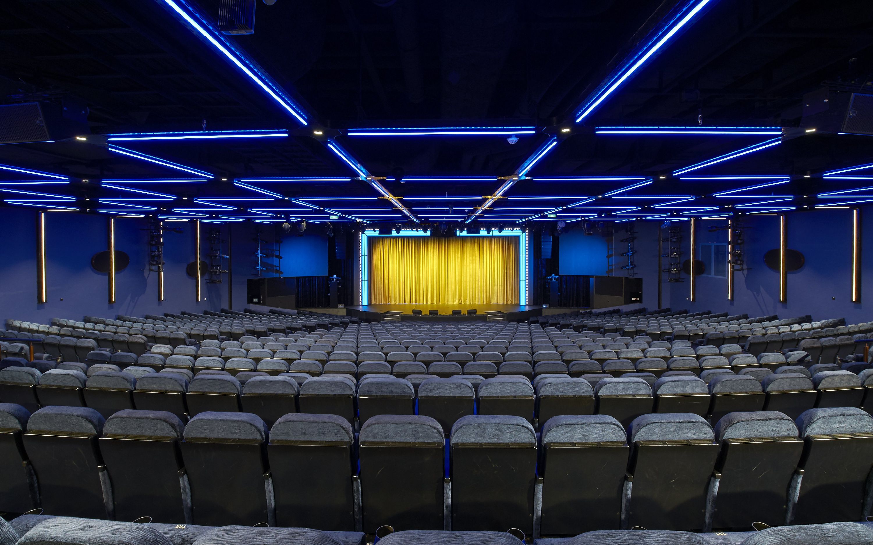 Showteater ombord på Norwegian Escape krydstogtskibet – underholdning til søs
