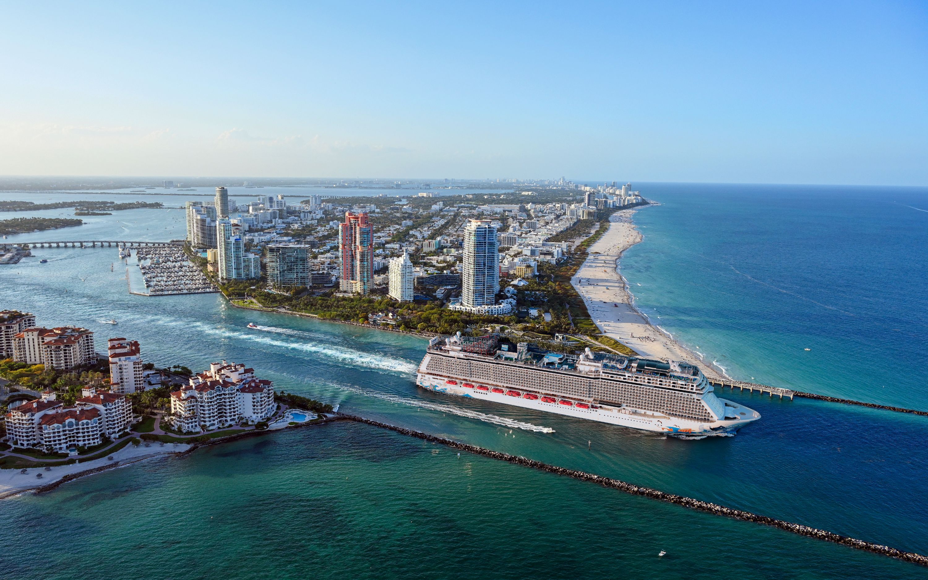 Norwegian Escape krydstogtskibet set fra luften ved Miami, Florida