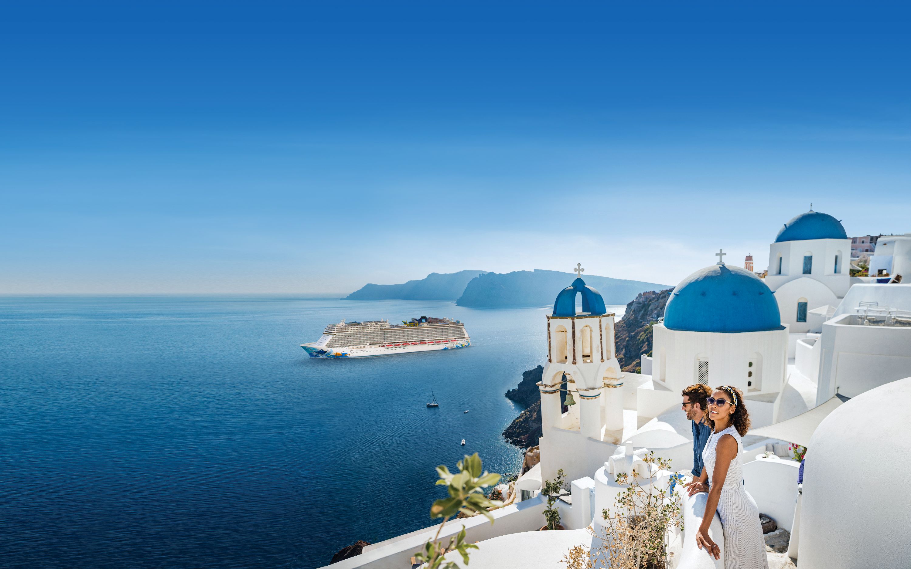 Norwegian Escape krydstogtskibet i havn ved Santorini, Grækenland