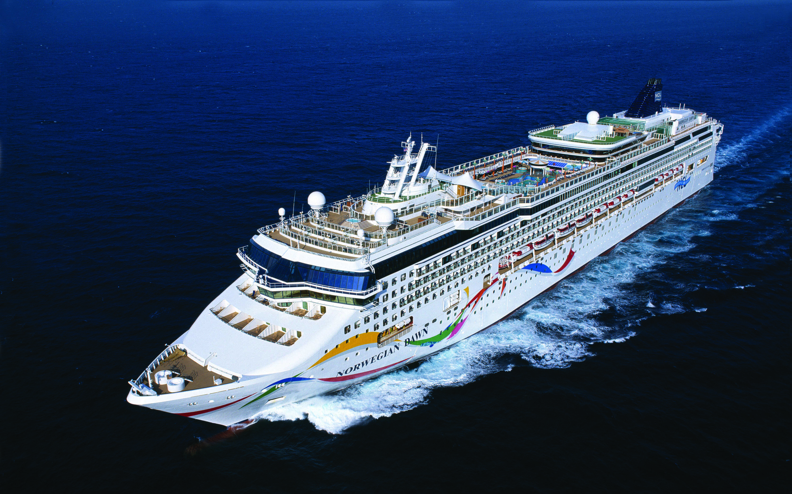 Norwegian Dawn krydstogtskibet – luftfoto af skibets styrbordside med nyt skrogmaleri