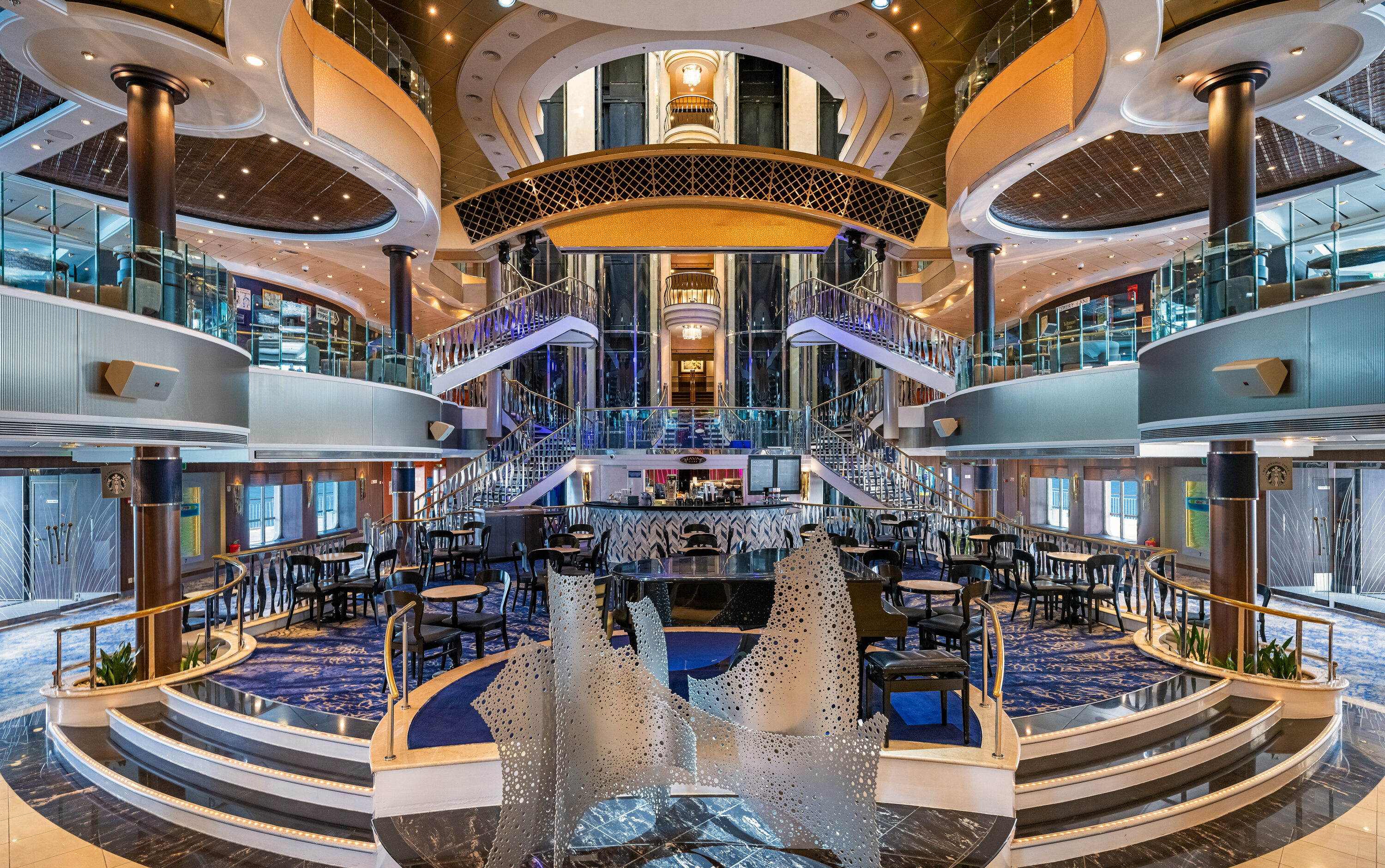 Atrium ombord på Norwegian Dawn krydstogtskibet