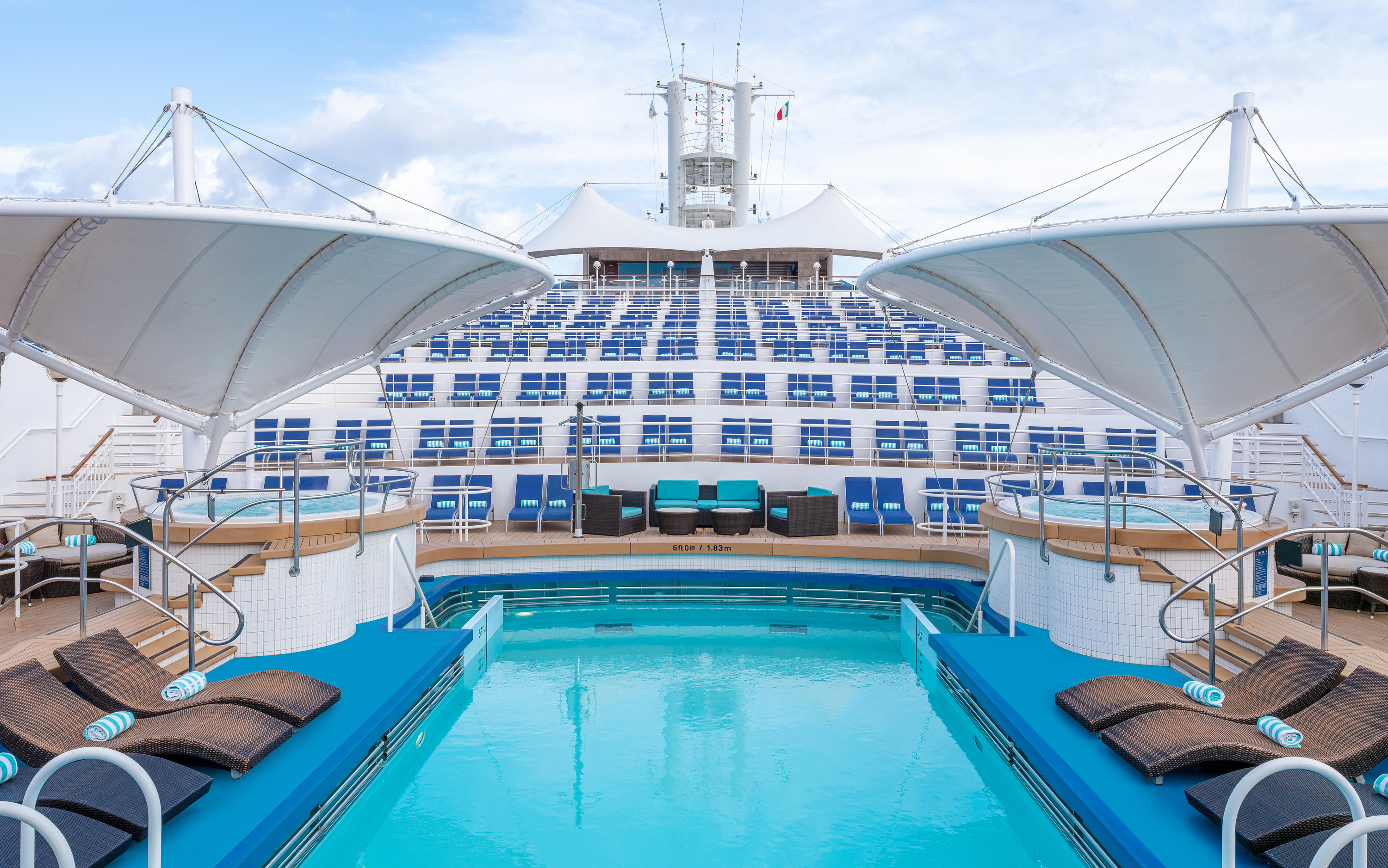 Pooldæk med solsenge ombord på Norwegian Dawn krydstogtskibet