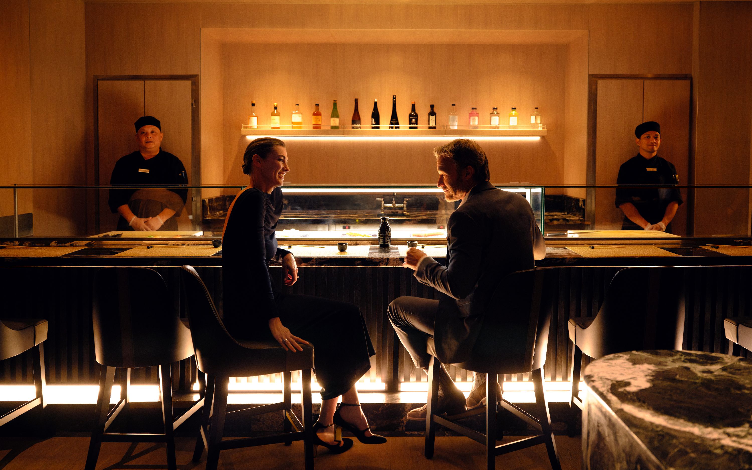 Par spiser japansk gourmet på Kaiseki-specialrestauranten ombord på Silversea Silver Ray