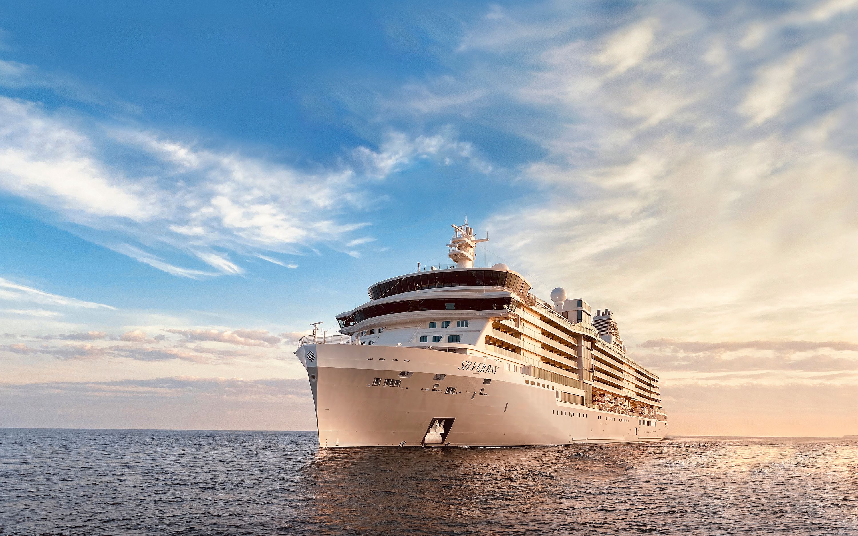 Silversea-skibet Silver Ray på roligt hav badet i gyldent aftenlys