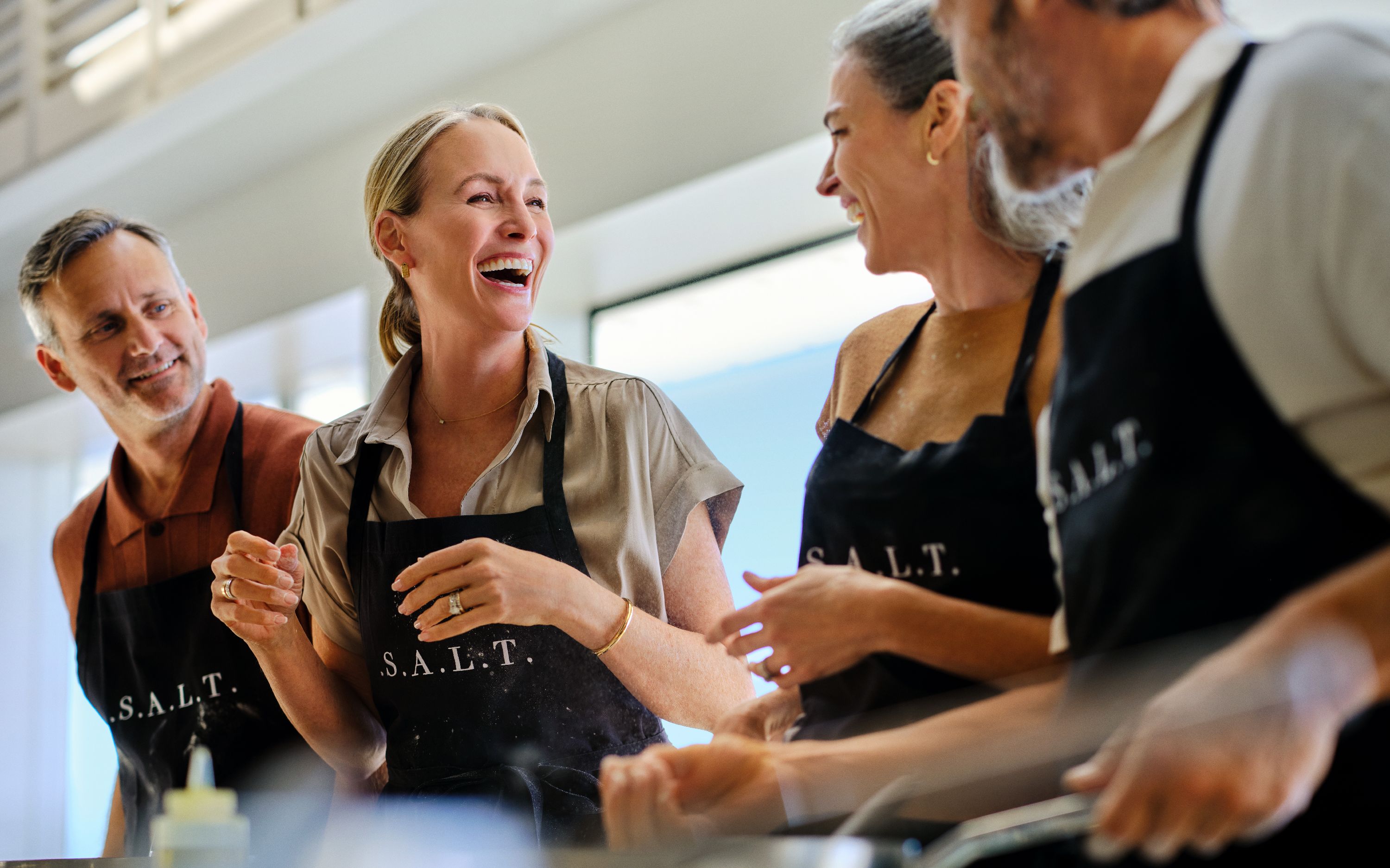 Gæster i S.A.L.T. Lab deltager i madlavningskursus og lærer destinationsinspireret gastronomi ombord