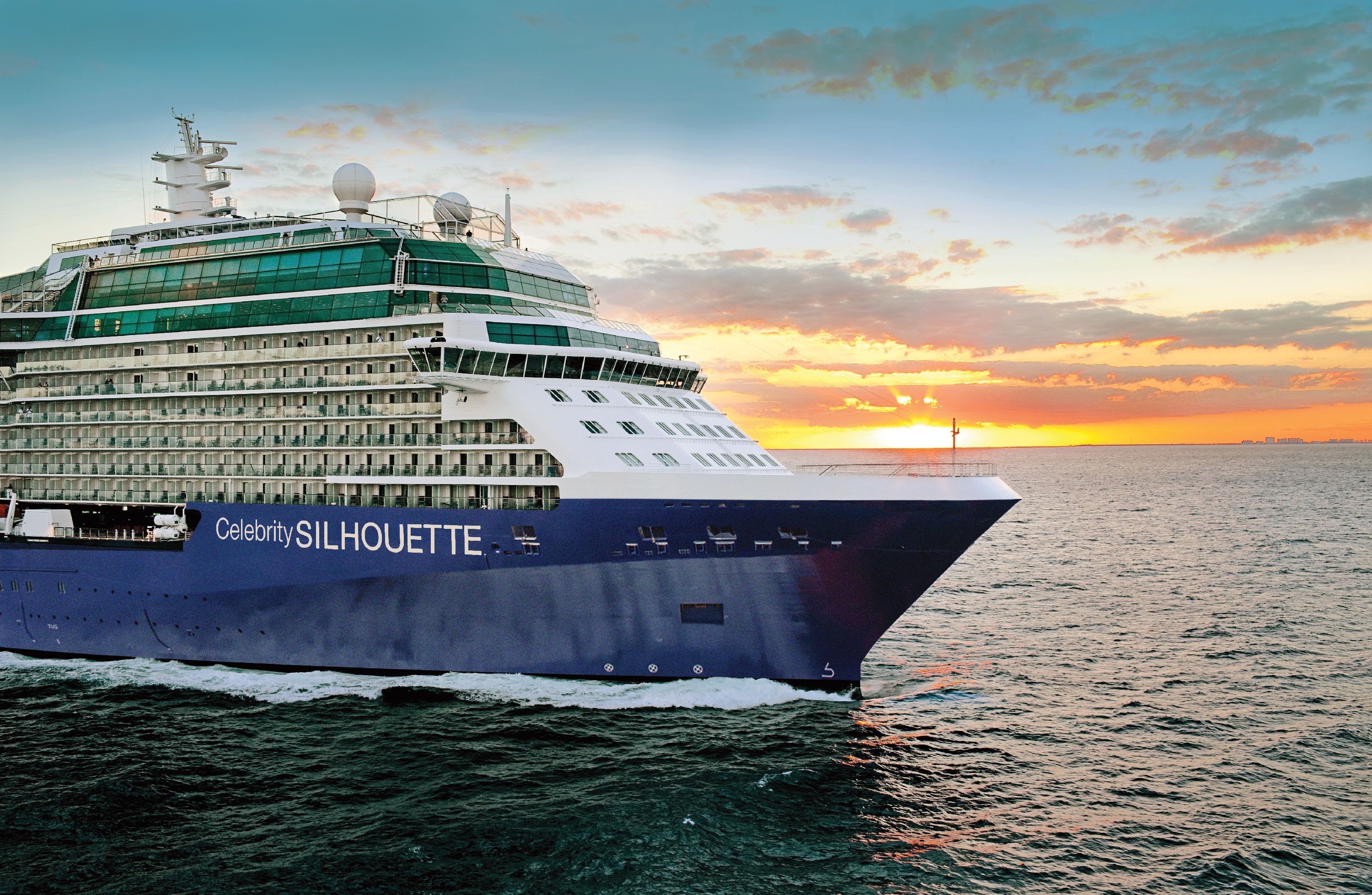 Celebrity Silhouette krydstogtskib sejler i solnedgangslys på åbent hav