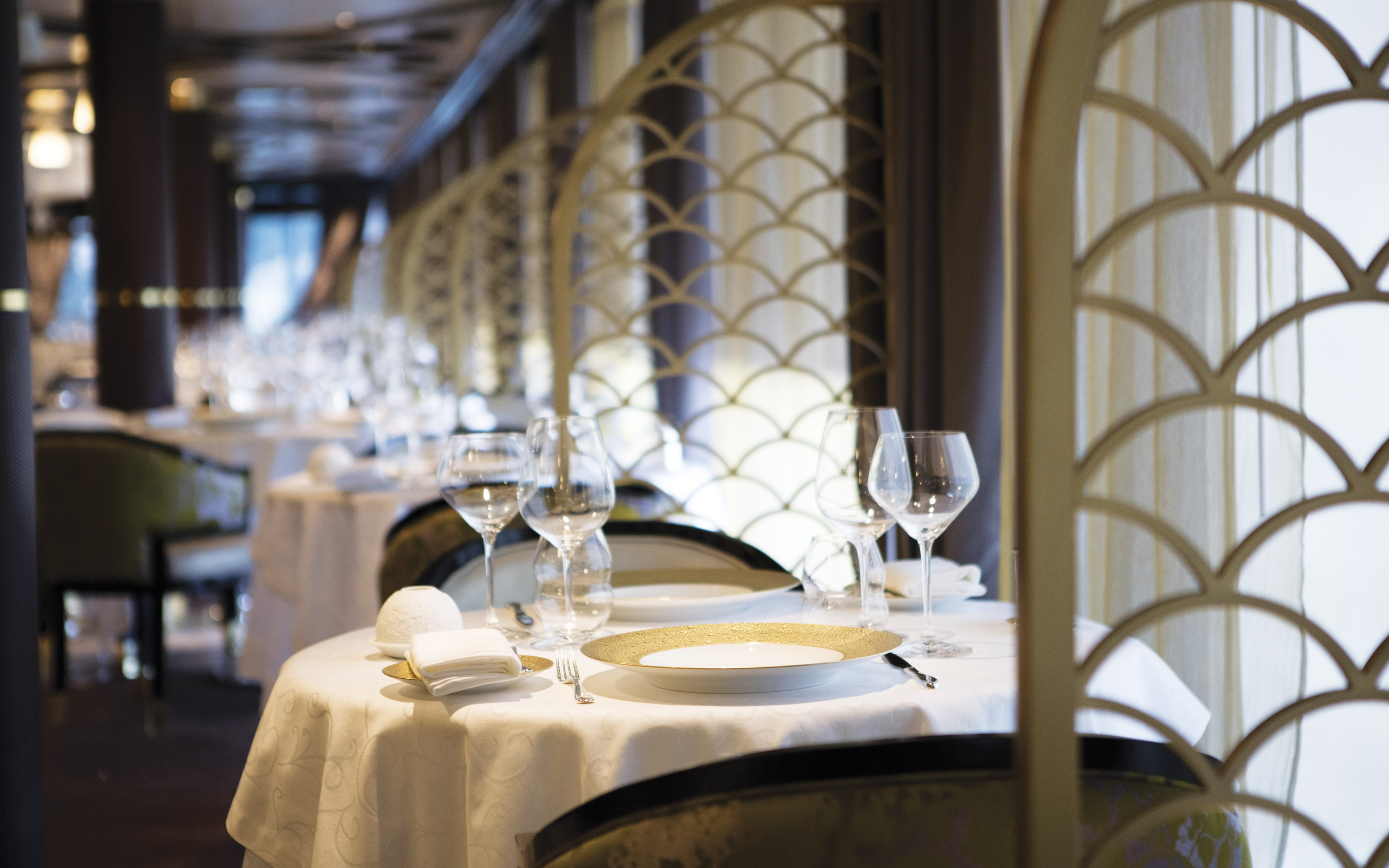 Elegant borddækning i specialrestauranten Chartreuse på Seven Seas Explorer