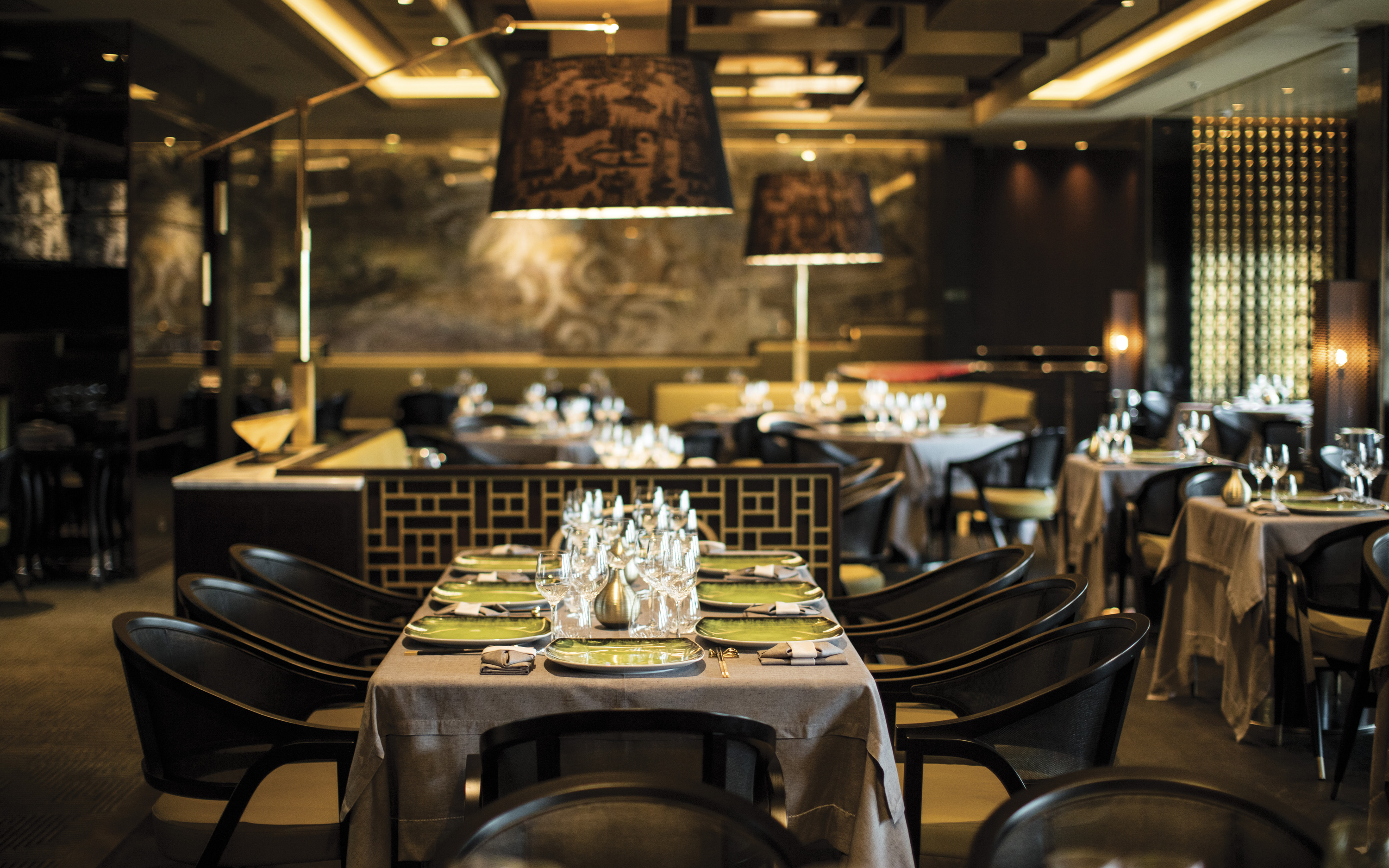 Stemningsfuld asiatisk restaurant Pacific Rim med dæmpet belysning ombord på skibet
