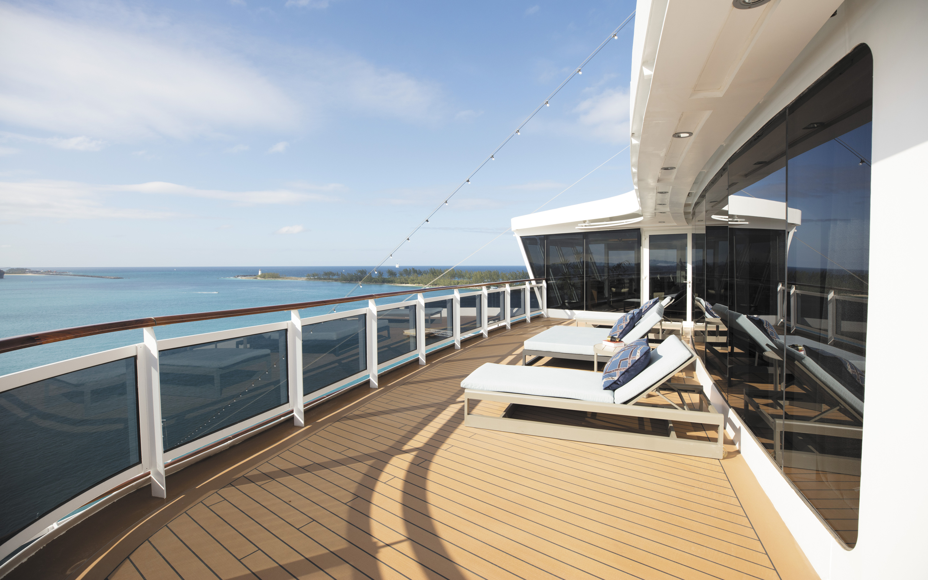 Privat balkon med solsenge og havudsigt fra eksklusiv suite på Seven Seas Explorer