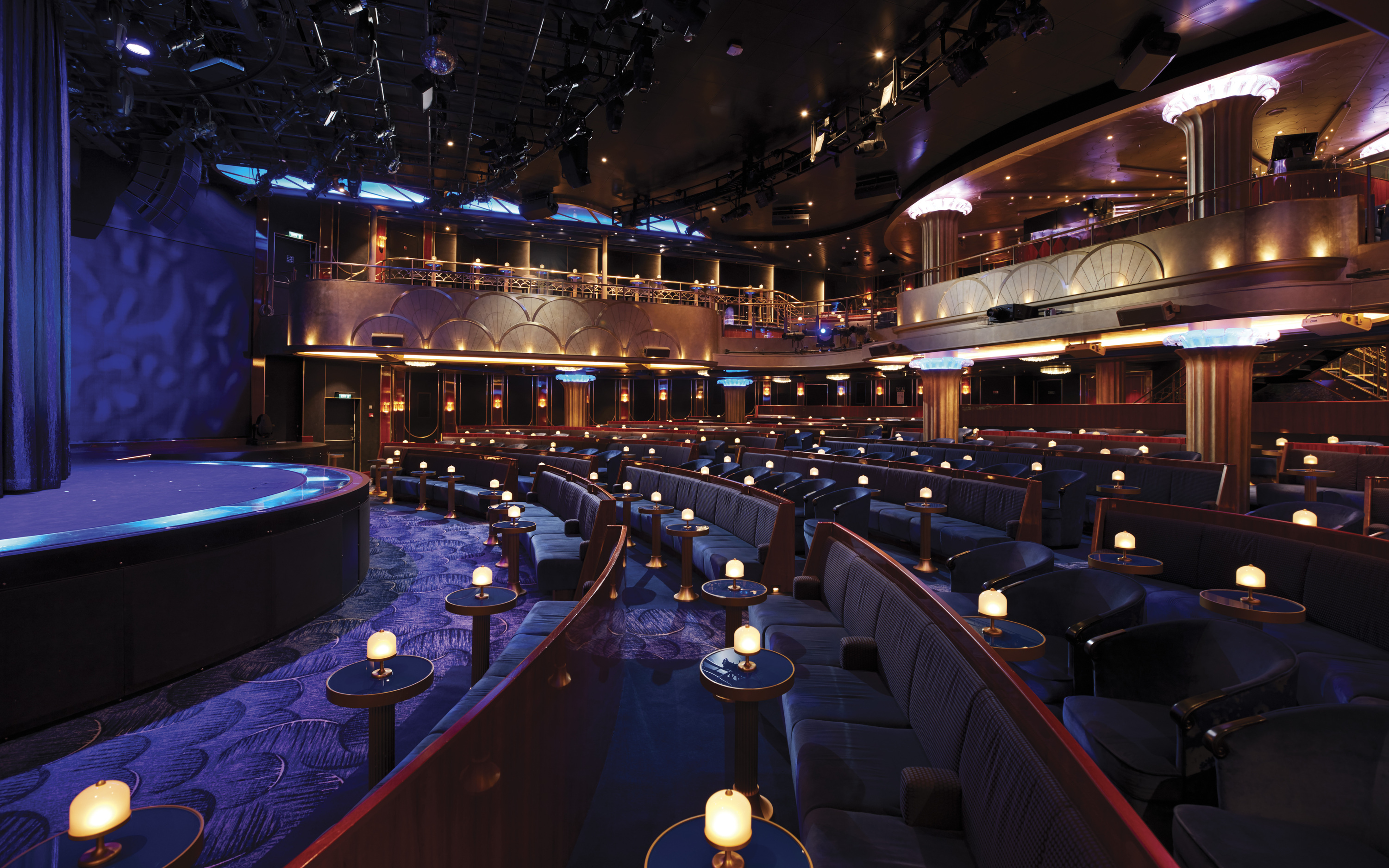Constellation Theater med scene og intime loungestole til aftenunderholdning ombord