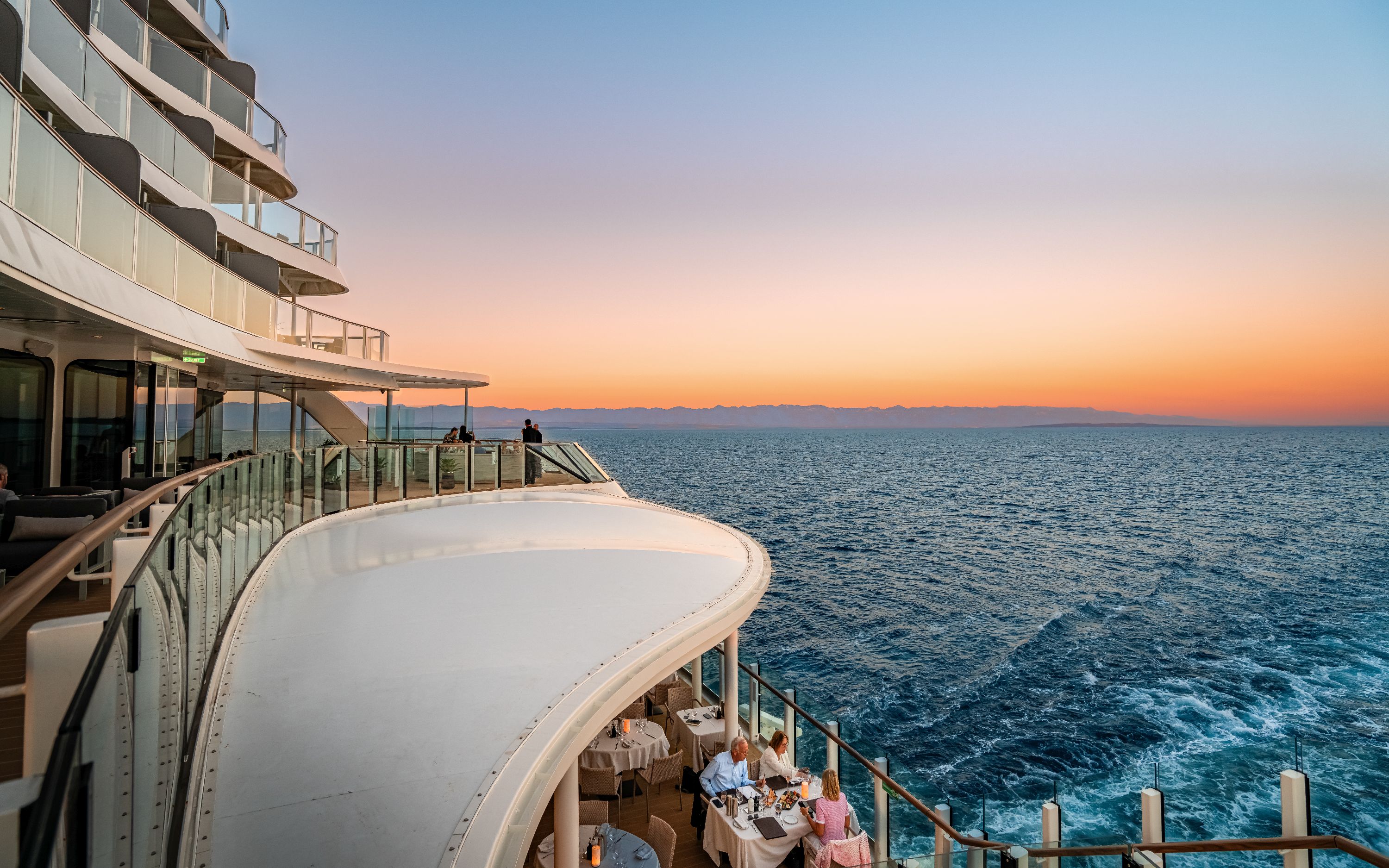 Udendørsrestaurant La Terrazza på Silver Nova med havudsigt ved solnedgang