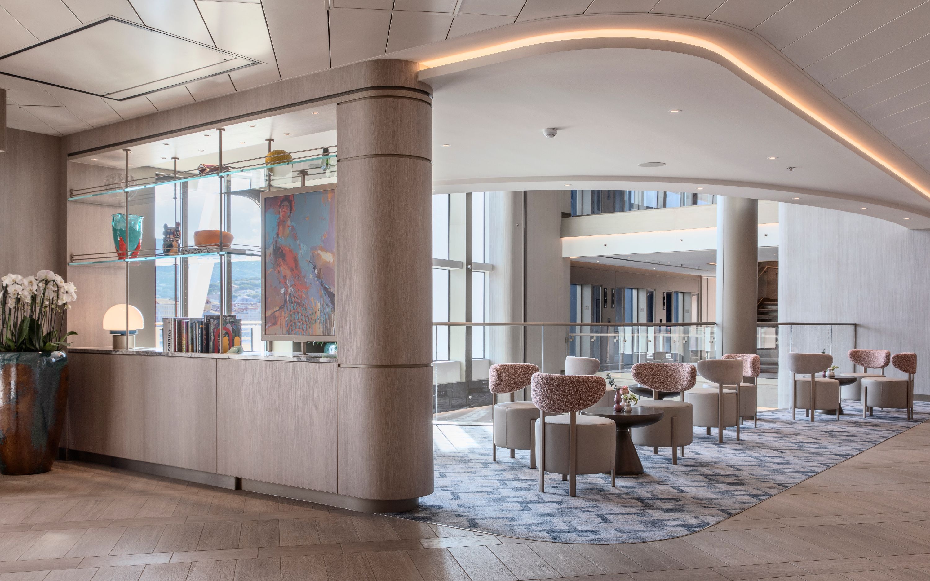 The Atrium på Silver Nova, lys lounge med bar og dobbelthøjt rum