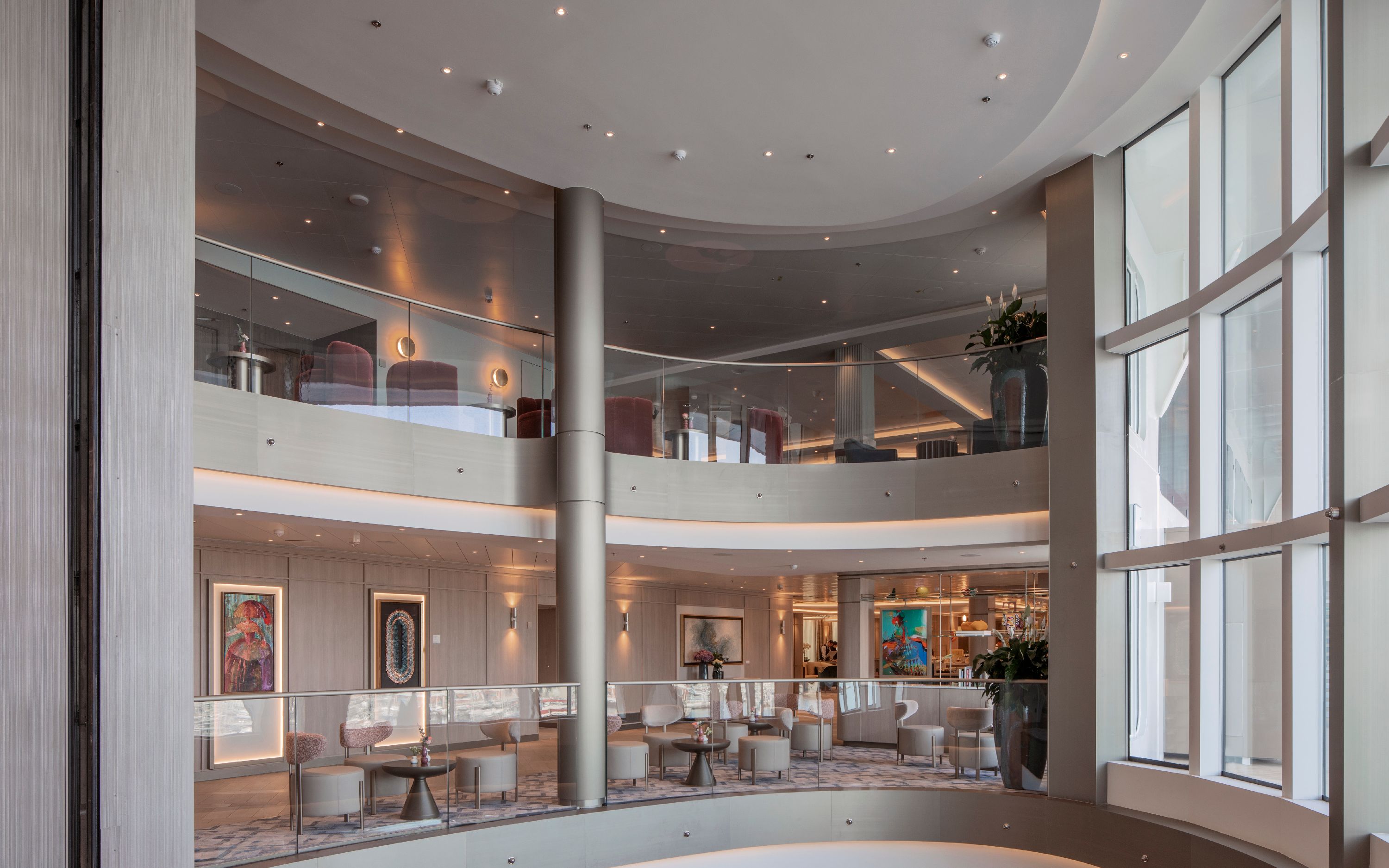 Elegant atrium på Silver Nova med glasfacade og flere dæk