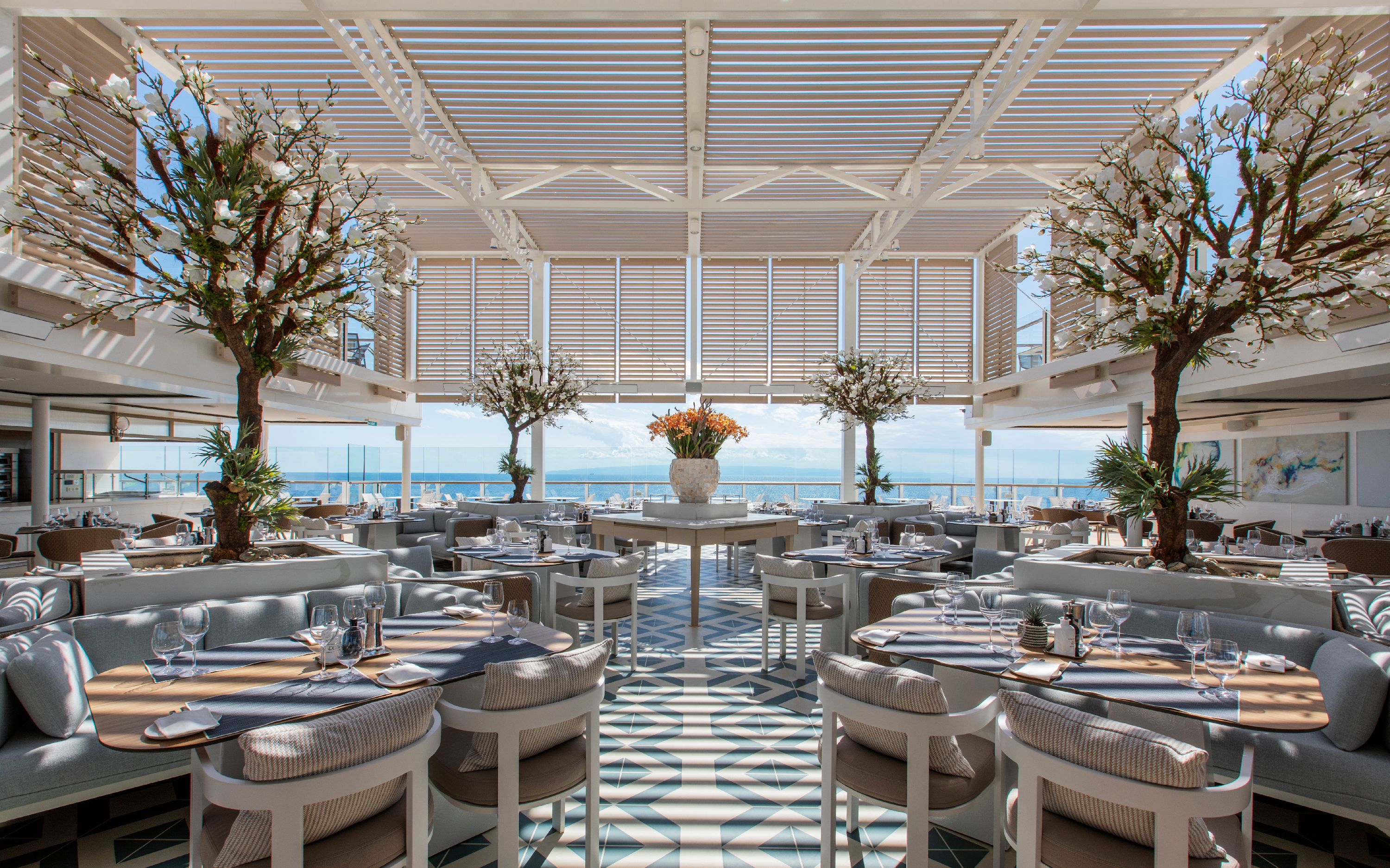 The Marquee på Silver Nova – lys, udendørs restaurant med havudsigt og elegante, lyse møbler