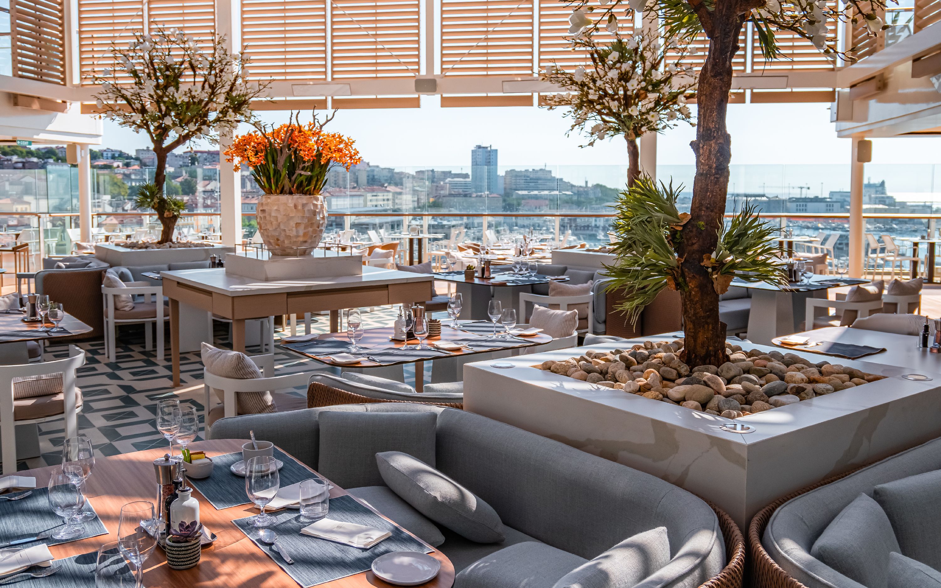 The Marquee restaurant på Silver Nova med lyse loungemøbler og havneudsigt