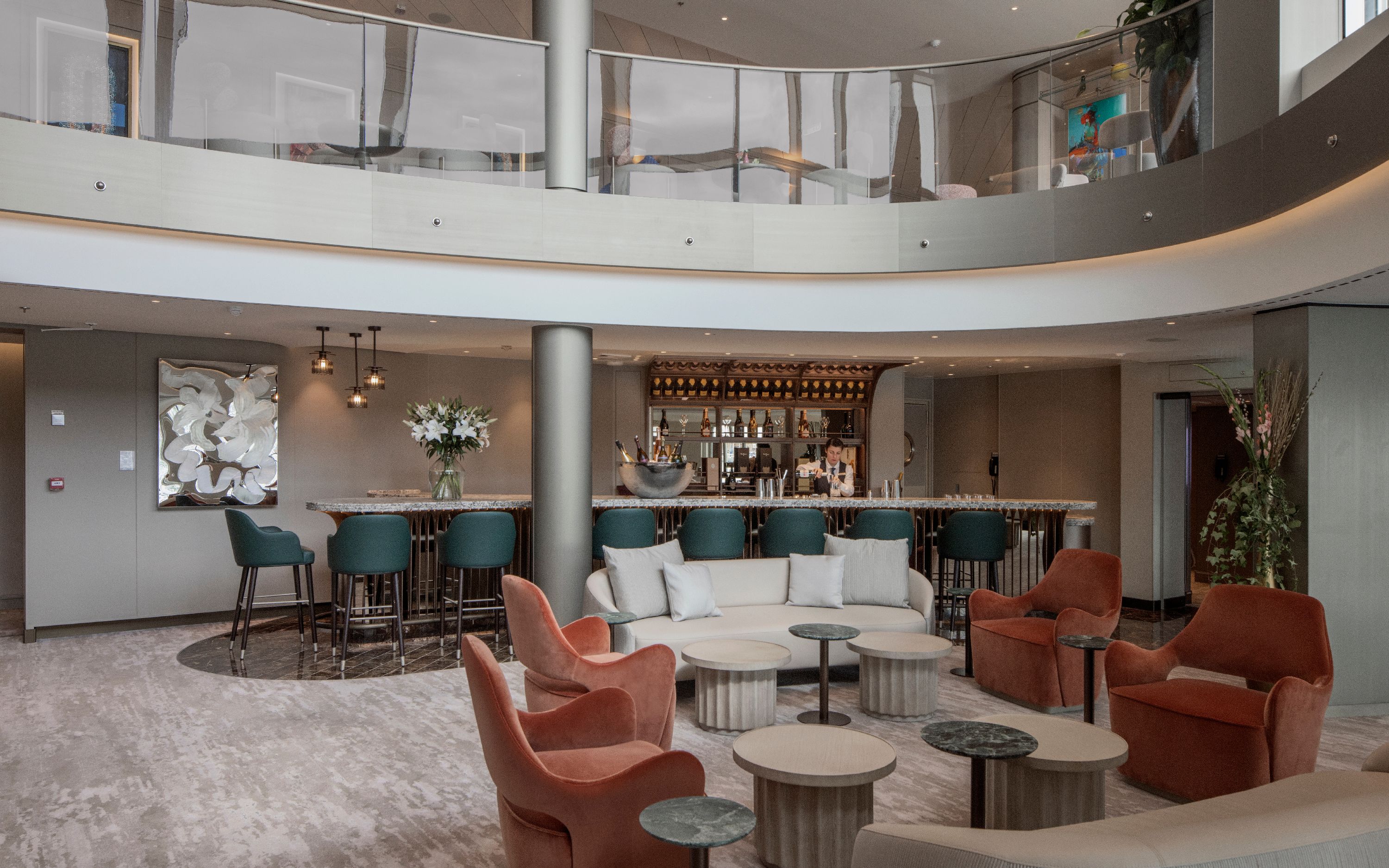 The Shelter lounge på Silver Nova med cirkulær sofa og havudsigt