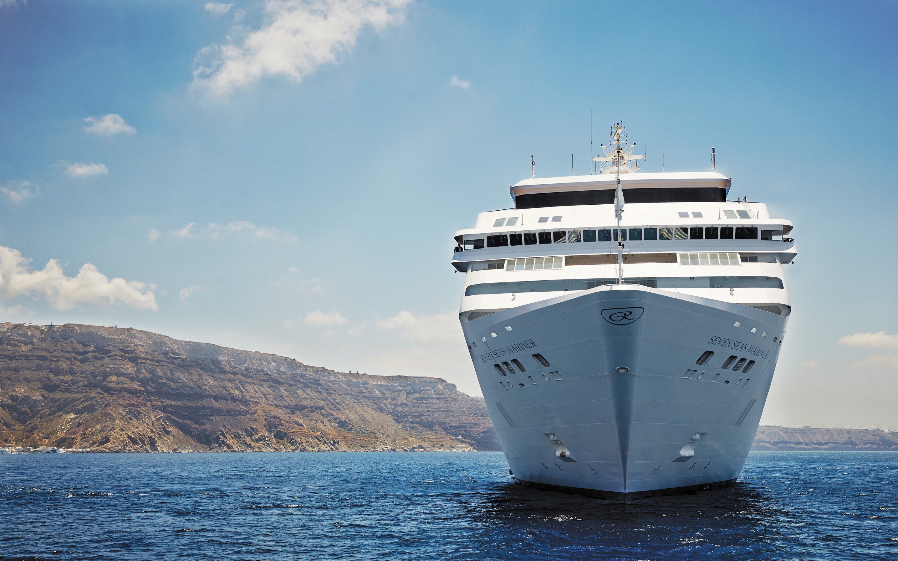 Krydstogtskibet Seven Seas Mariner for anker ud for en dramatisk kystlinje