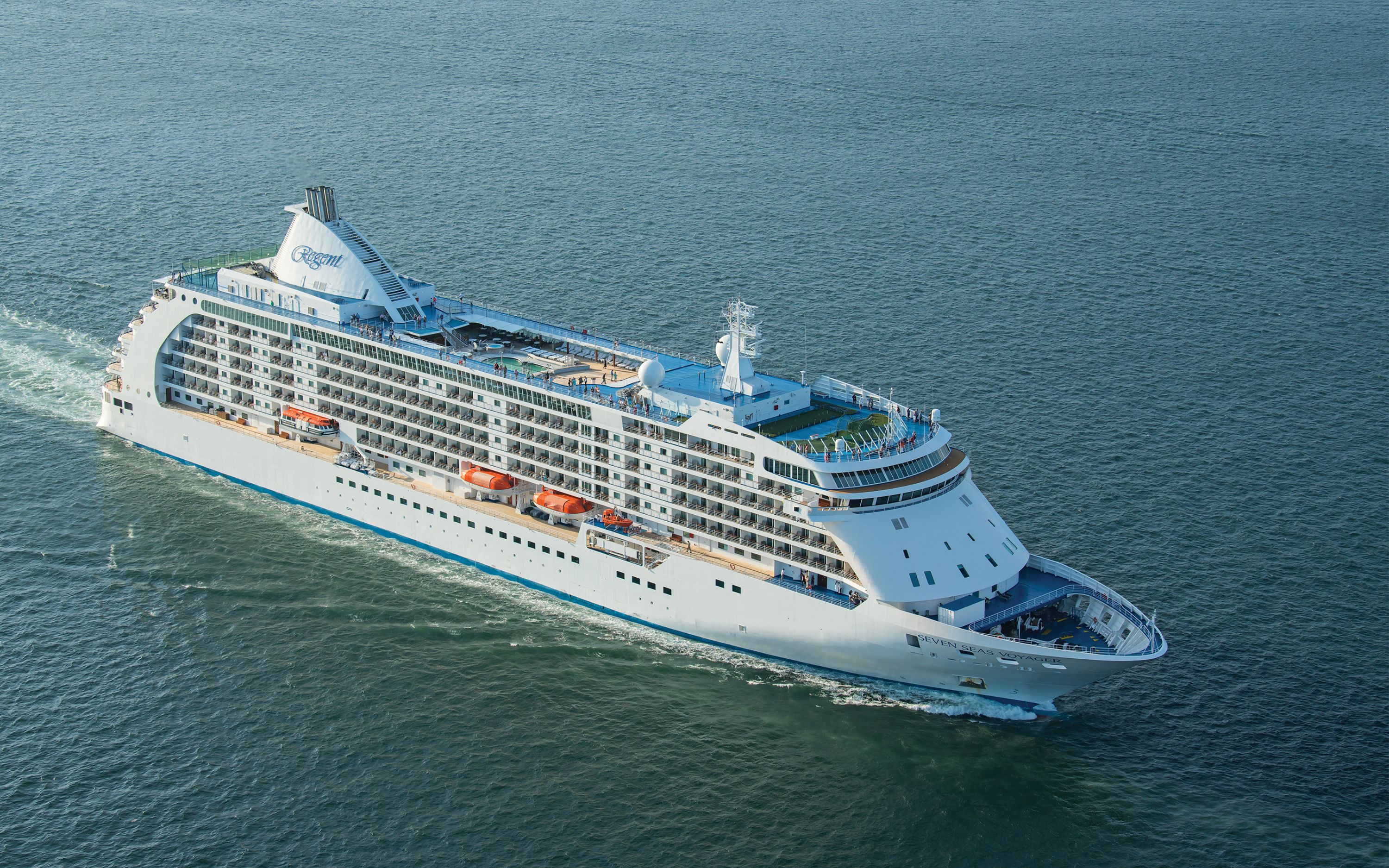 Luftfoto af krydstogtskibet Seven Seas Voyager, der sejler på åbent hav